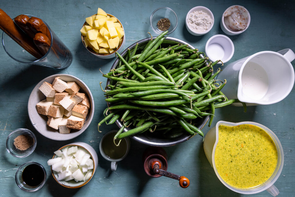 Alle Zutaten für die Schnippelbohnensuppe.