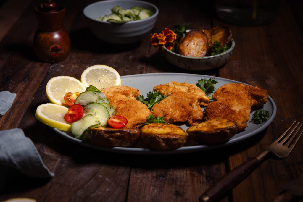 Steinpilz-Schnitzel - hier mit Zitrone, Gurkensalat und Wedges als Beilagen.