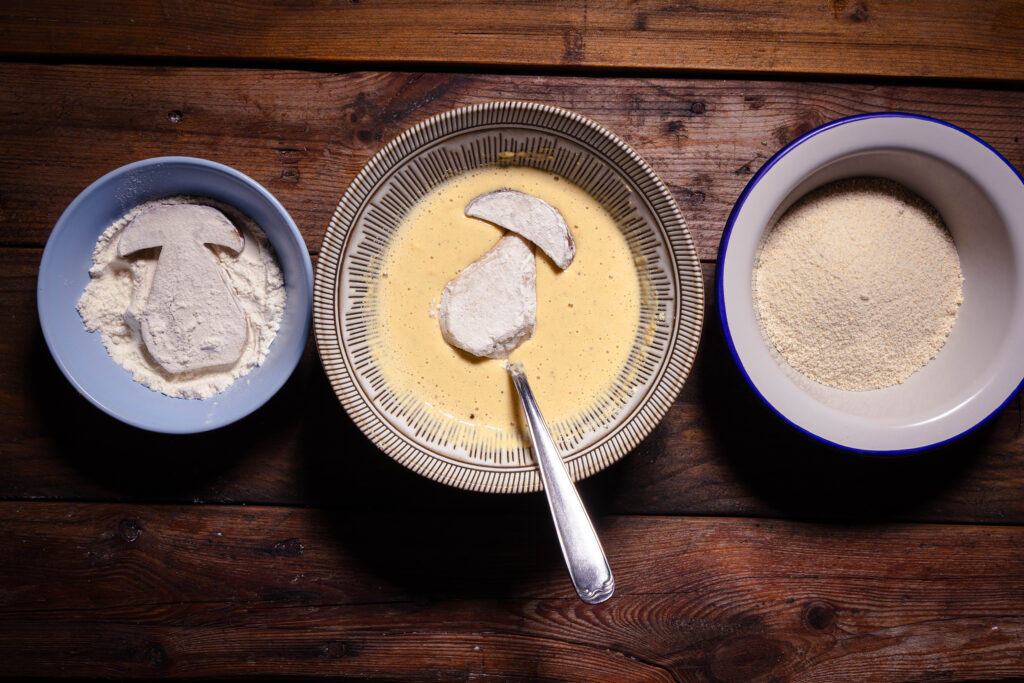 Eine Panierstraße auf der Steinpilze paniert werden.