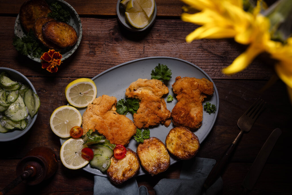 Simple, aromatische Steinpilz-Schnitzelchen, paniert und ausgebacken.