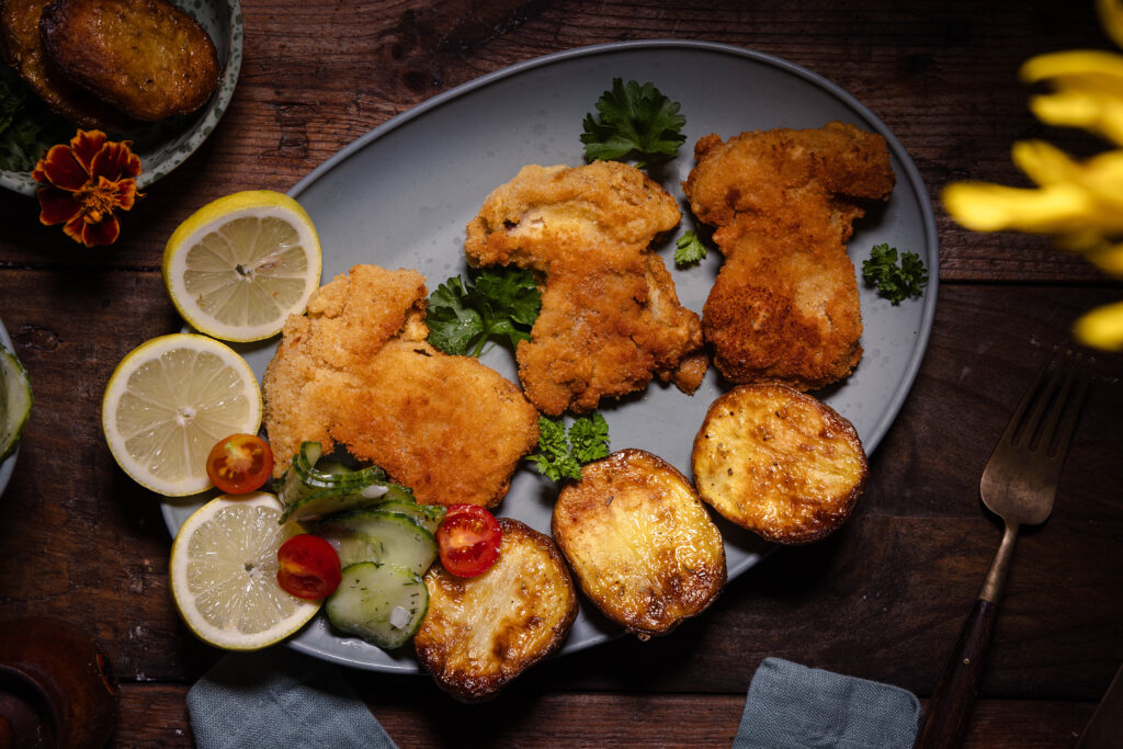 Vegane Steinpilz-Schnitzelchen - auf einem Teller mit verschiedenen Beilagen.