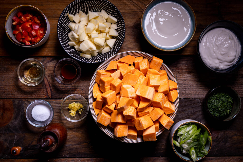 Alle Zutaten für den Süßkartoffelsalat.
