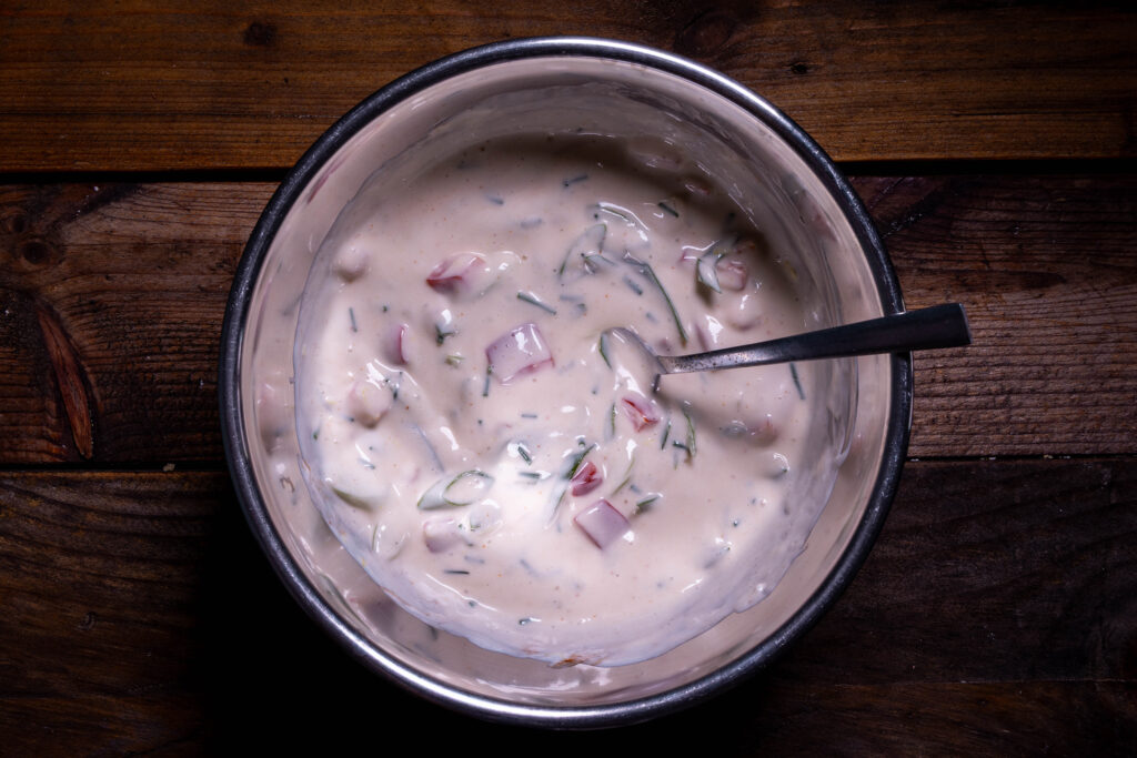 Ein veganes Mayonnaisedressing wird angerührt.
