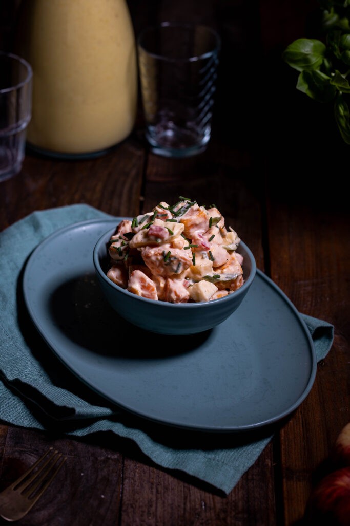 Süßkartoffelsalat mit vielen regionalen und saisonalen Zutaten