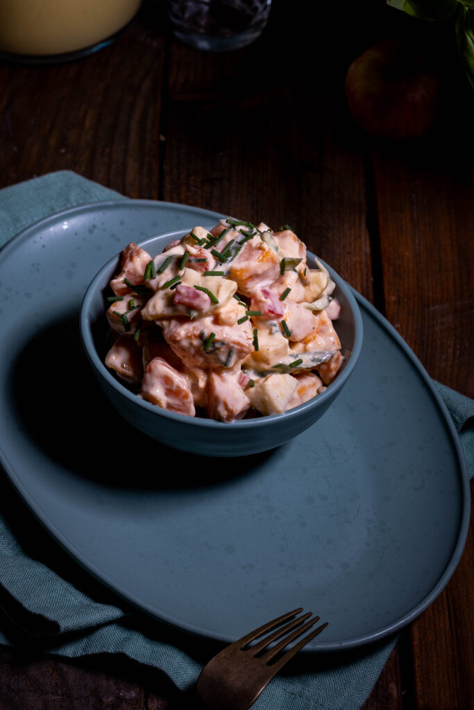 Süßkartoffelsalat mit Paprika und Apfel
