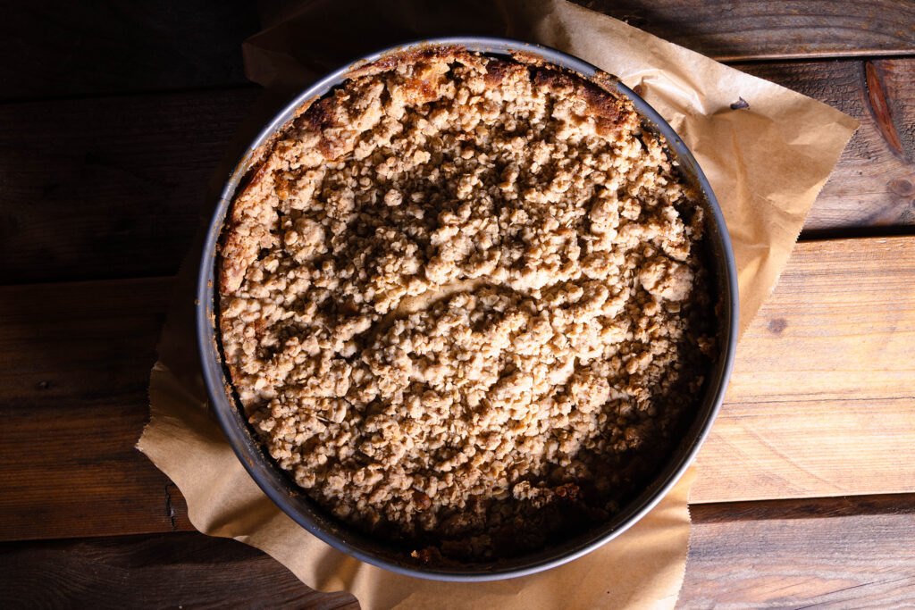 Frisch gebackener Upside Down Apfelkuchen in einer SPringform.