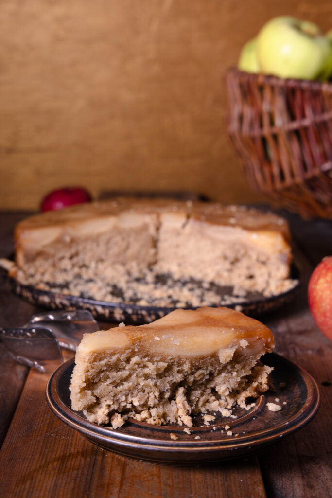 Überkopf-Apfelkuchen mit der Fruchtseite nach oben.
