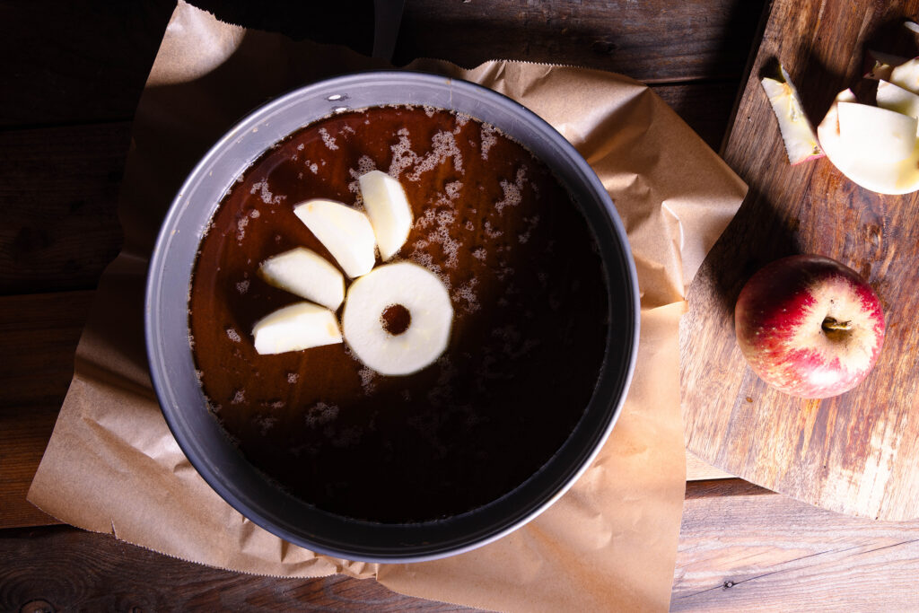 Apfelstücke in einer Springform mit Cidre-Karamell.