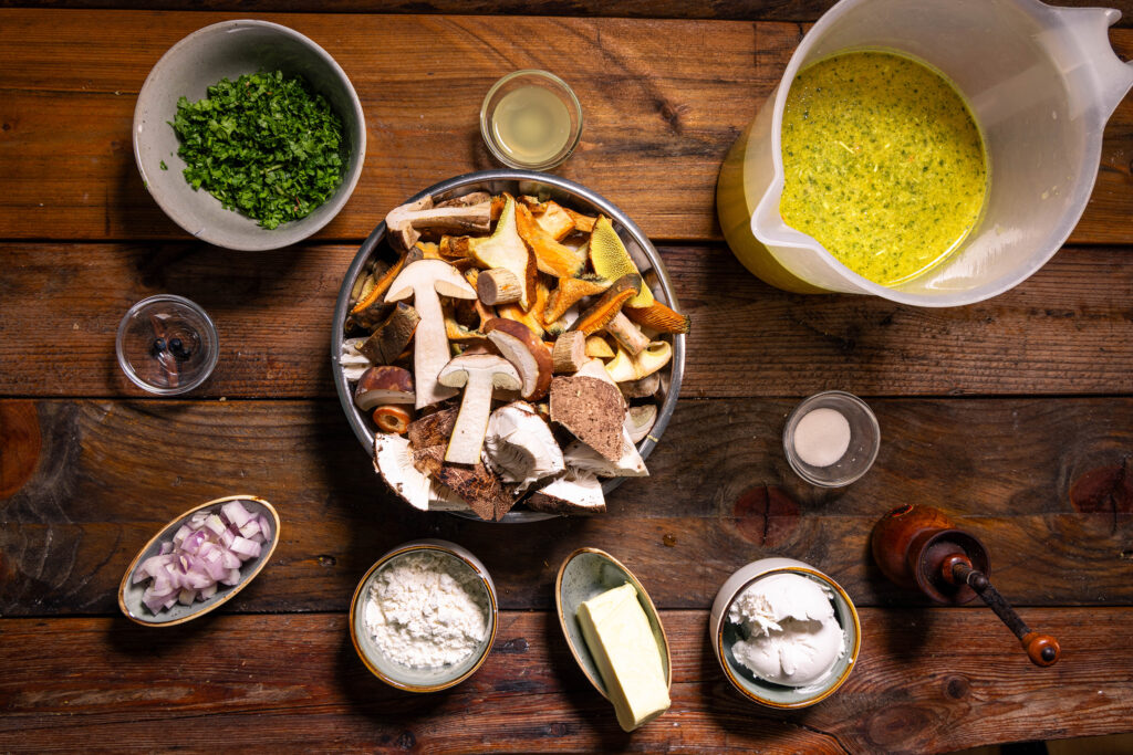 Alle Zutaten für die Waldpilzsuppe.