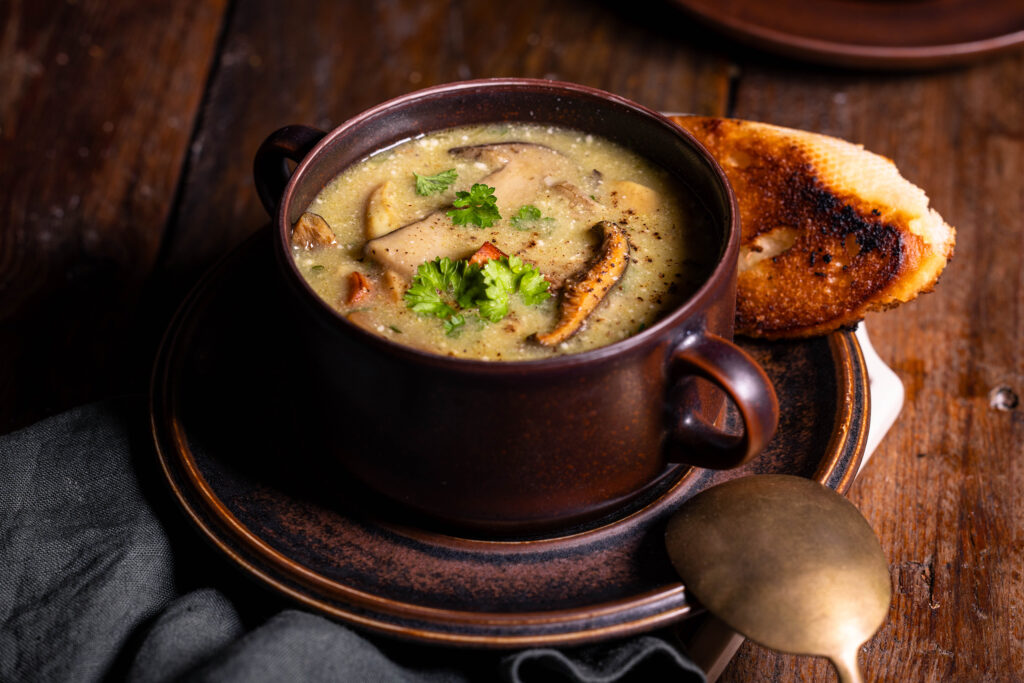 Waldpilzsuppe in einer Schüssel mit geröstetem Brot.