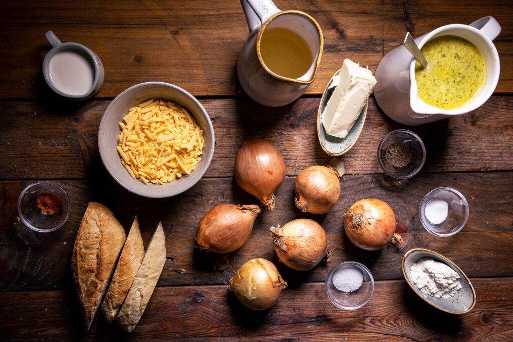 Alle Zutaten für die vegane Soupe à l’oignon.