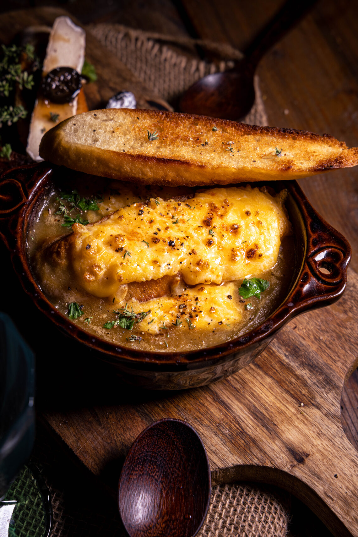 Zwiebelsuppe, französische Art - Soupe à l'oignon - vegan