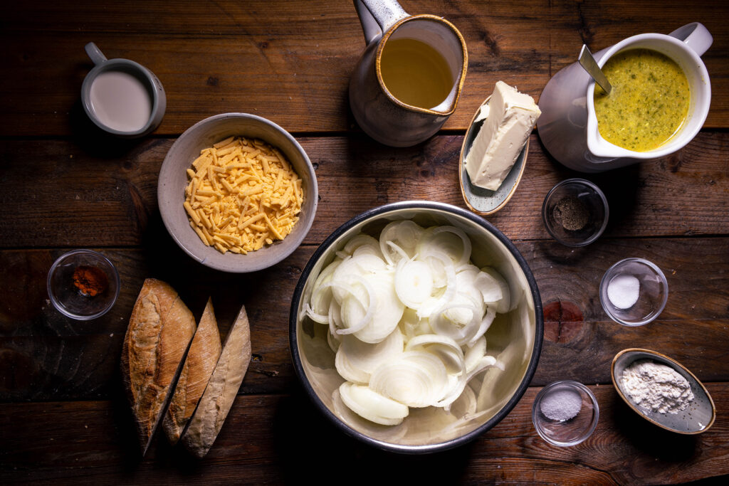 Alle Zutaten für die vegane Soupe à l’oignon.