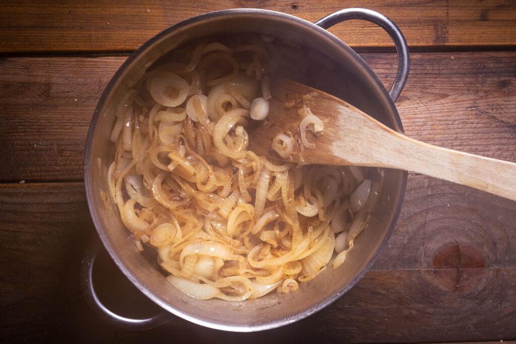 Zwiebeln werden in einem Topf gebraten.
