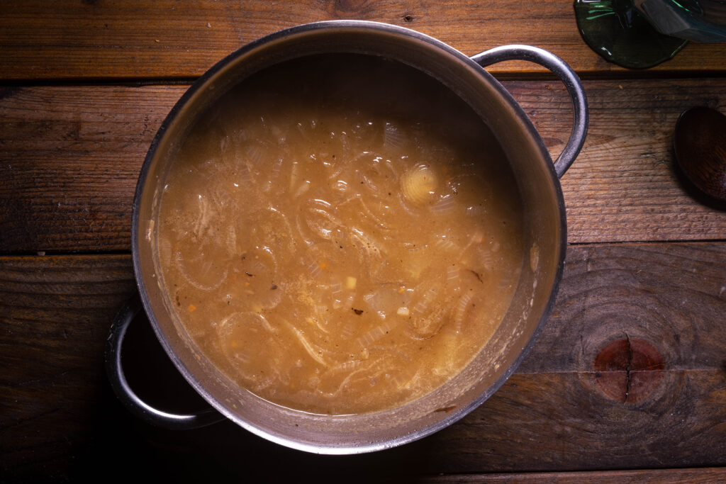 Zwiebelsuppe in einem Topf.