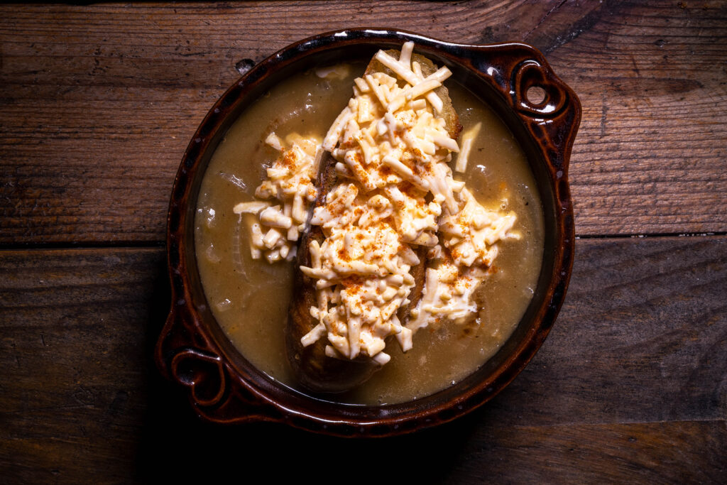 Französische Zwiebelsuppe bereit für den Ofen.