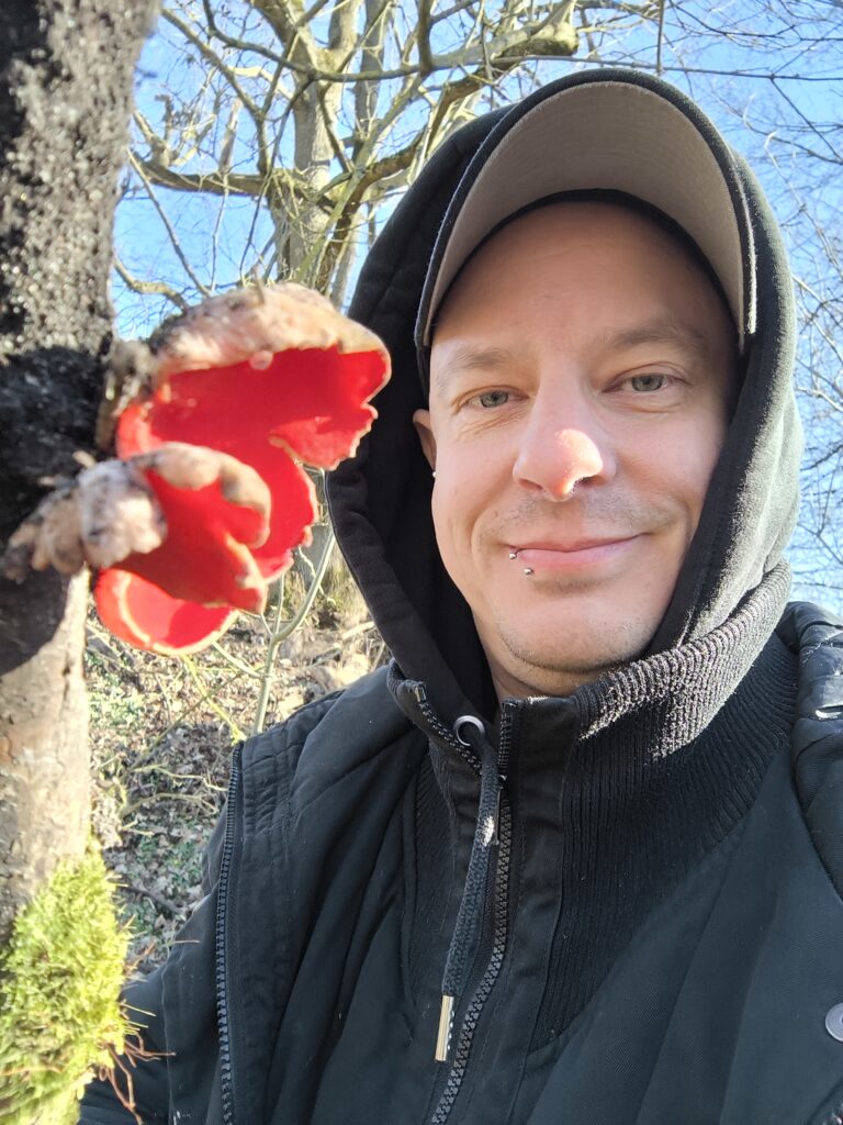 Sean Moxie mit Prachtbecherlingen im März.