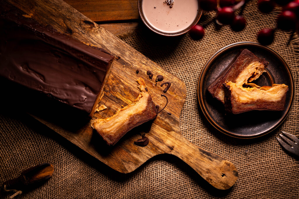 Ähnlich einem französischen Gâteau Invisible: mein geschichter Apfelmarmorkuchen. Auf einem Holzbrett und einem Teller.