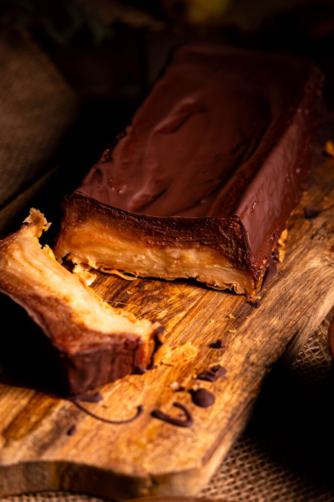 Apfelmarmorkuchen, angeschnitten auf einem Holzbrett