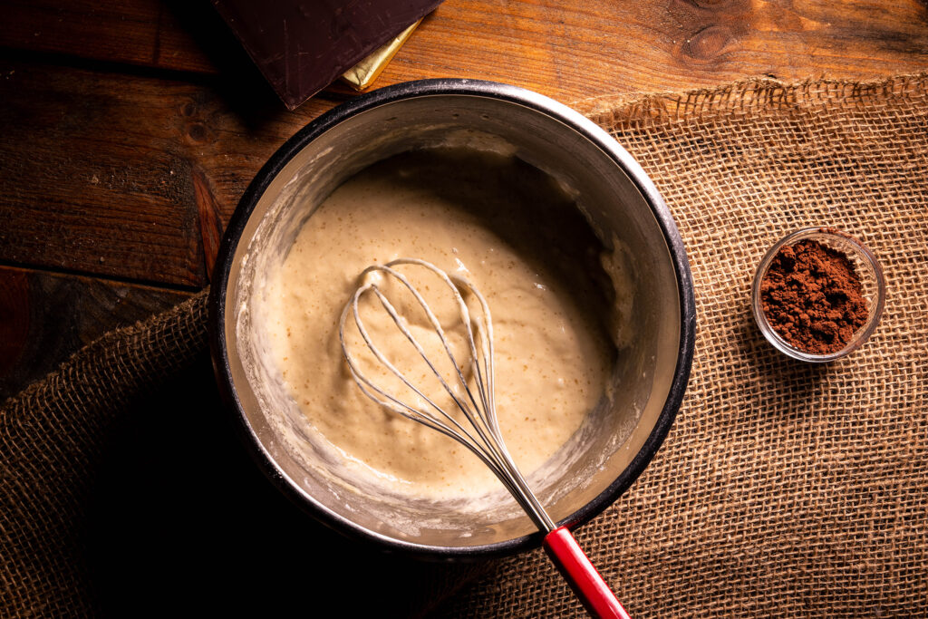 Ein veganer Rührteig wird in einer Schüssel angerührt.