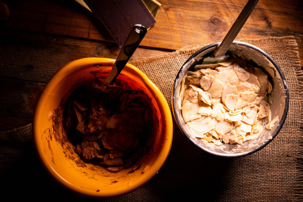 Ein heller und ein Schoko-Rührteig mit Äpfeln in zwei Schüsseln.