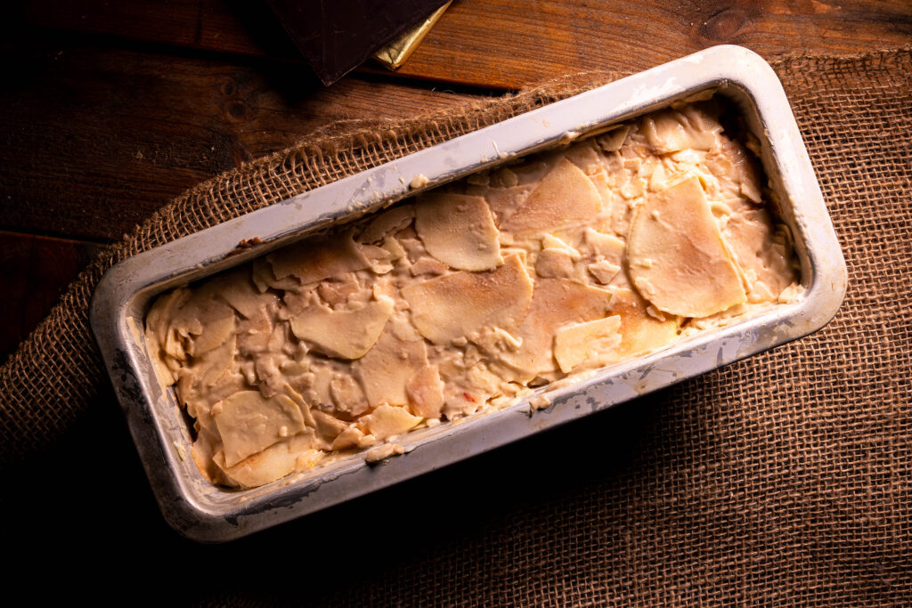 Ein roher Apfelmarmorkuchen in einer Kastenform.