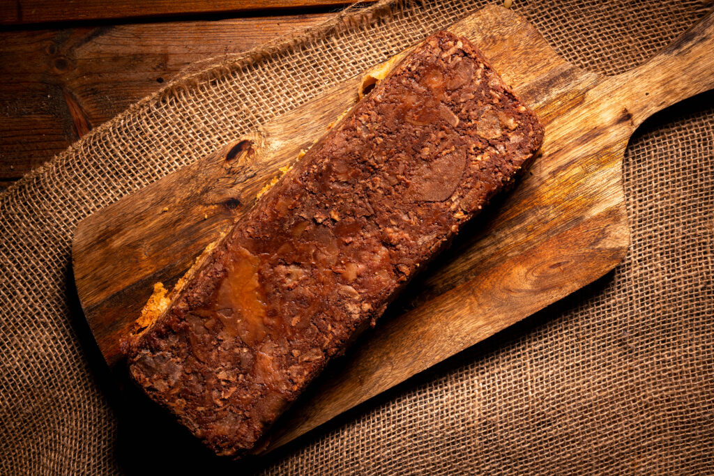 Ein frisch gebackener Apfelmarmorkuchen auf einem Holzbrett.