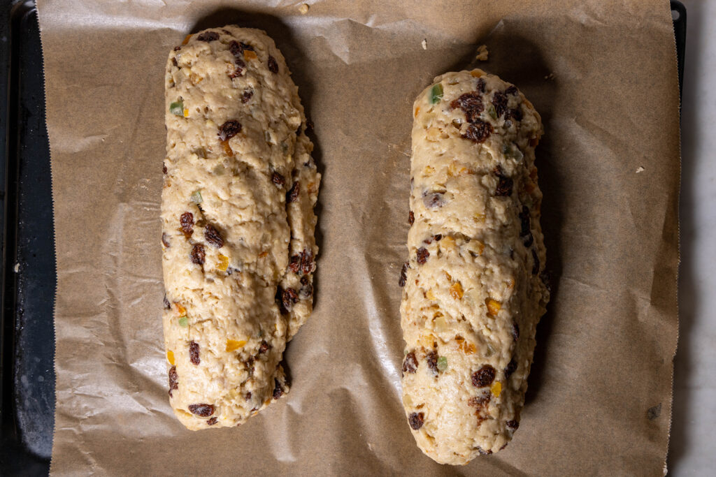 Zwei Taiglaibe für veganen Christstollen auf einem Backblech.