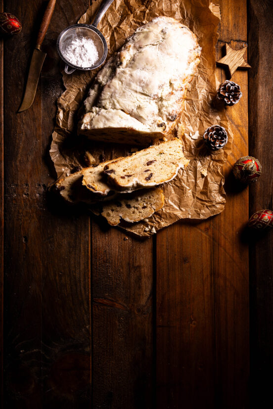Veganer Christstollen - Dresdner Stollen rein pflanzlich, angeschnitten auf einem alten Holztisch