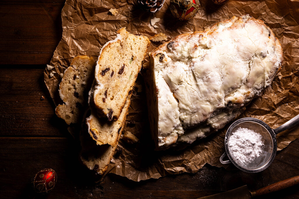 Veganer Christstollen - Dresdner Stollen rein pflanzlich, angeschnitten auf einem alten Holztisch
