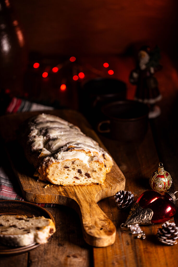 Veganer Christstollen mit Rumrosinen, kandiertem Obst und Mandeln