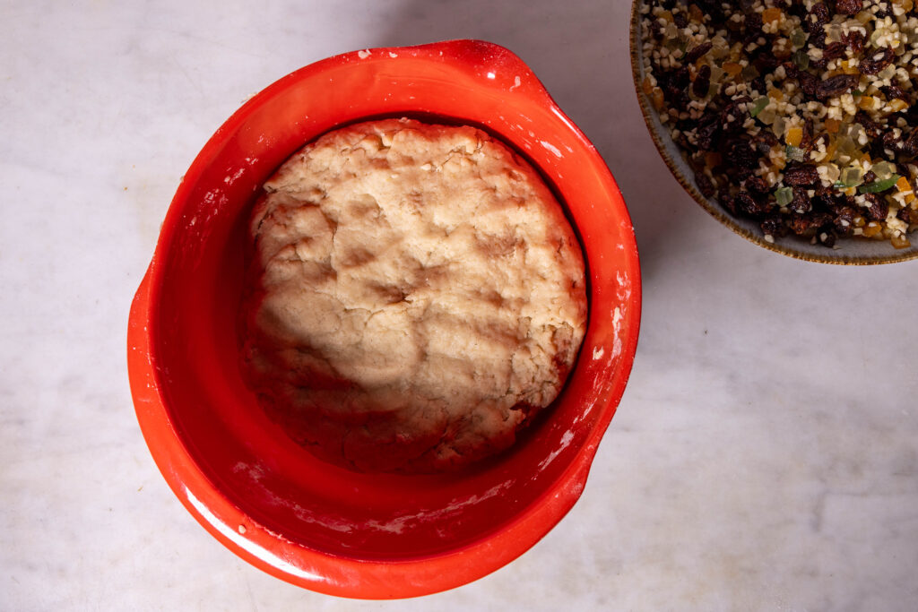 Veganer Stollenteig in einer Schüssel.