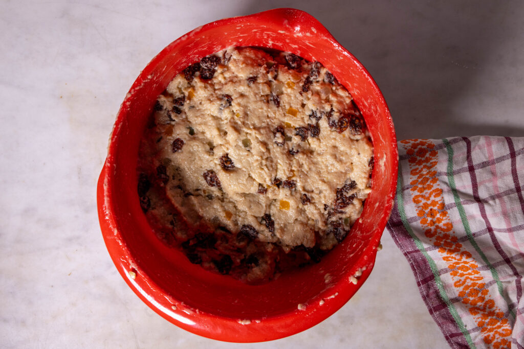 Roher, veganer Christstollenteig in einer Rührschüssel.
