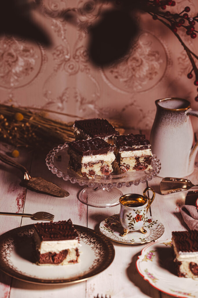 Vegane Donauwelle auf einer antik gedeckten Kuchentafel.