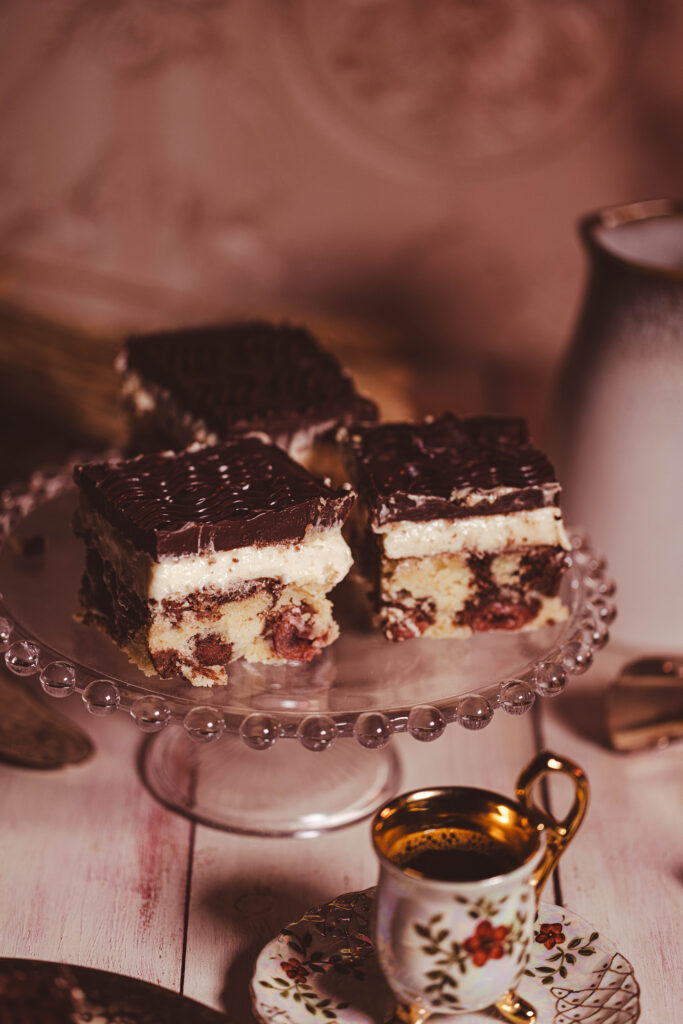 Vegane Donauwelle, drei Stücke auf einer Etagere