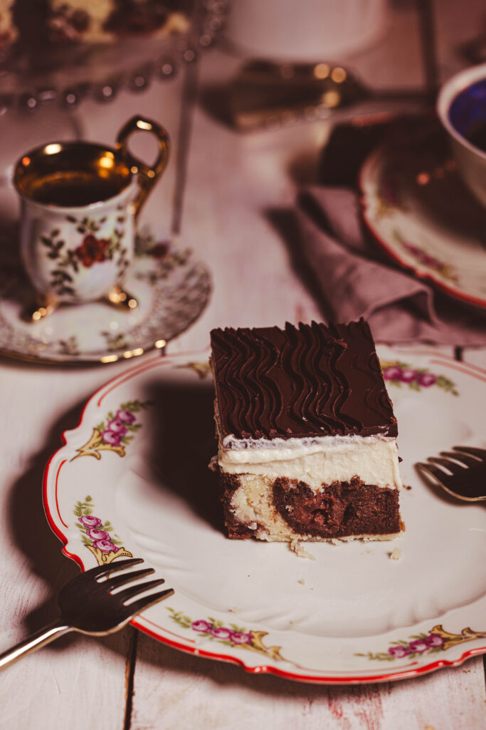 Vegane Donauwelle, angerichtet auf Sammelgeschirr