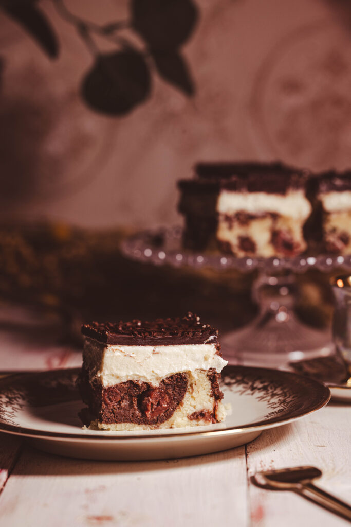 Vegane Donauwelle auf einem Teller und auf einer Etagere