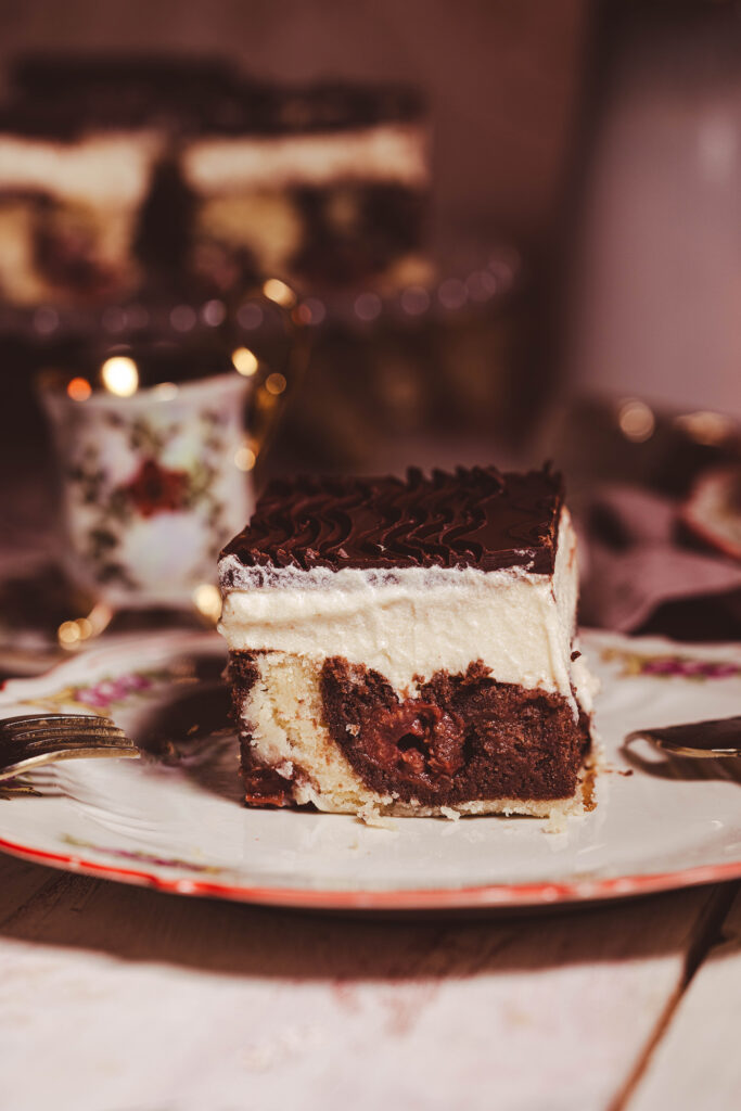 Vegane Donauwelle auf einem Teller und auf einer Etagere
