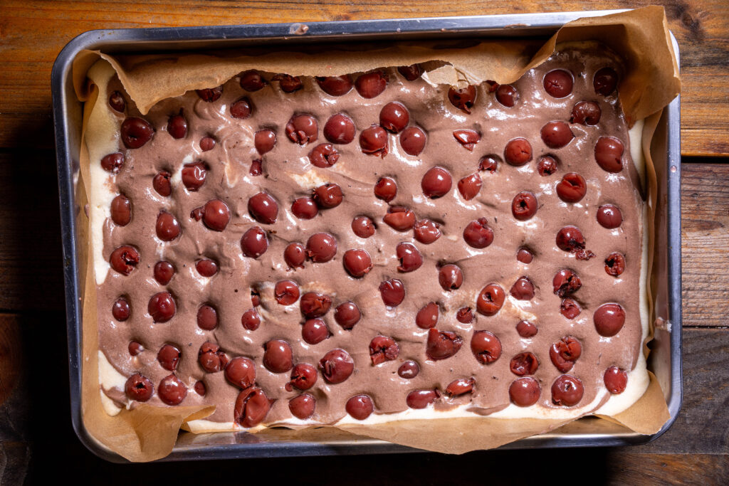 Der Teig für eine Donauwelle ist bereit für den Ofen.