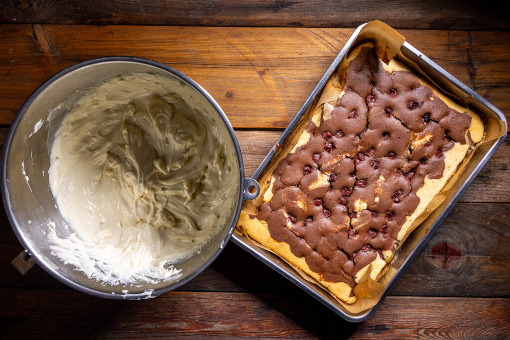 Vegane Vanillebuttercreme und ein Donauwellenboden.