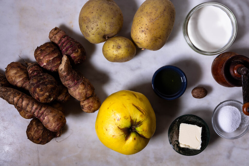 Alle Zutaten für geräuchertes Topinambur-Quitten-Püree.