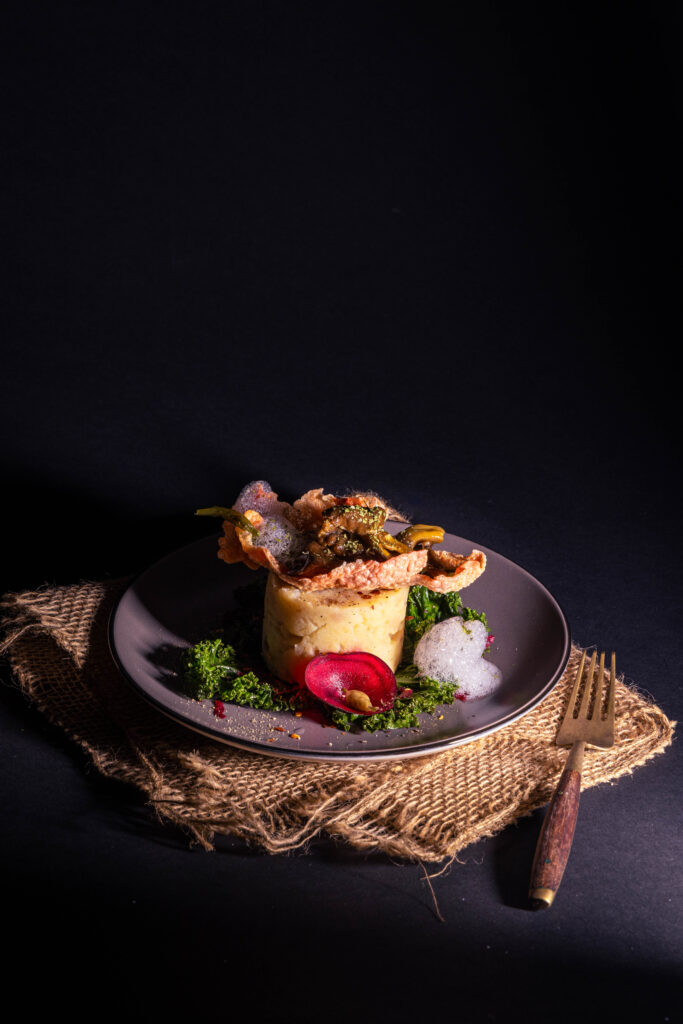 Geräuchertes Topinambur-Quitten-Püree mit verschiedenen Beilagen, als Fine Dining Zwischengang