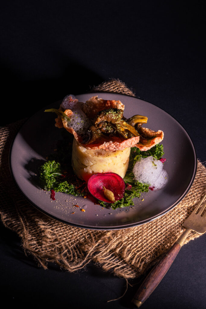 Geräuchertes Topinambur-Quitten-Püree mit verschiedenen Beilagen, als Fine Dining Zwischengang