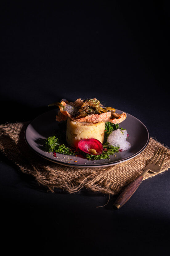 Geräuchertes Topinambur-Quitten-Püree mit verschiedenen Beilagen, als Fine Dining Zwischengang