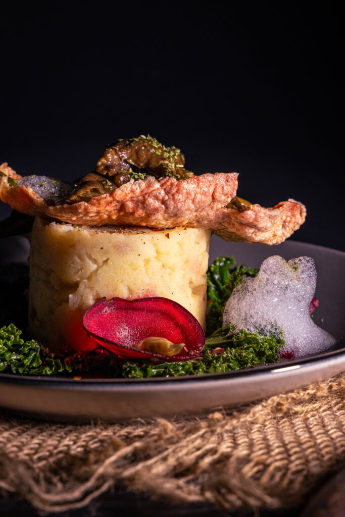 Geräuchertes Topinambur-Quitten-Püree mit Rote Beete Cracker, Trompetenpfifferlingen, Grünkohl, Minzschaum