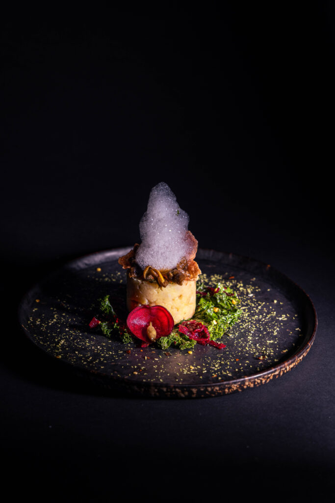 Geräuchertes Topinambur-Quitten-Püree mit Minzschaum und Trompetenpfifferlingen als Fine Dining Zwischengang