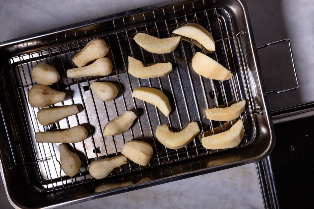 Quittenschnitze und Topinambur im Räucherofen.