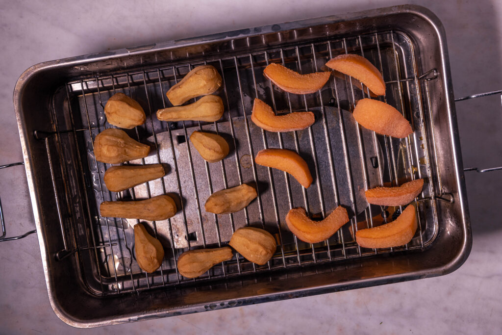 Geräucherte Topinambur und Quitten in einem Räucherofen.