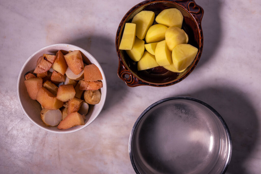 Verschiedene Zutaten und ein Topf auf einem Tisch.
