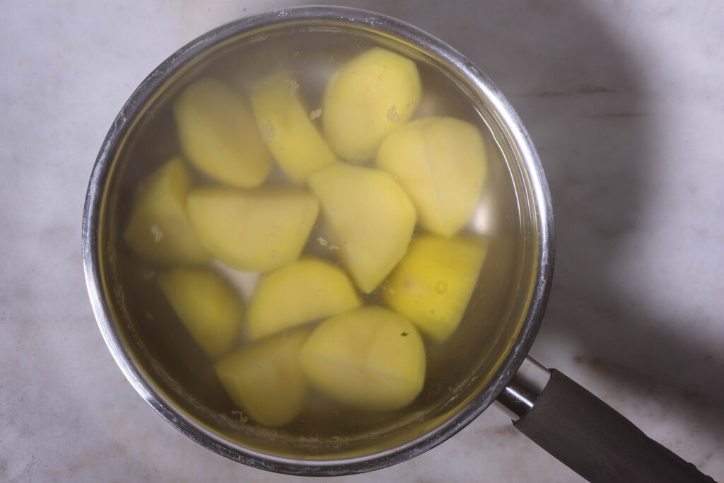 Kartoffeln kochen in Salzwasser in einem Topf.